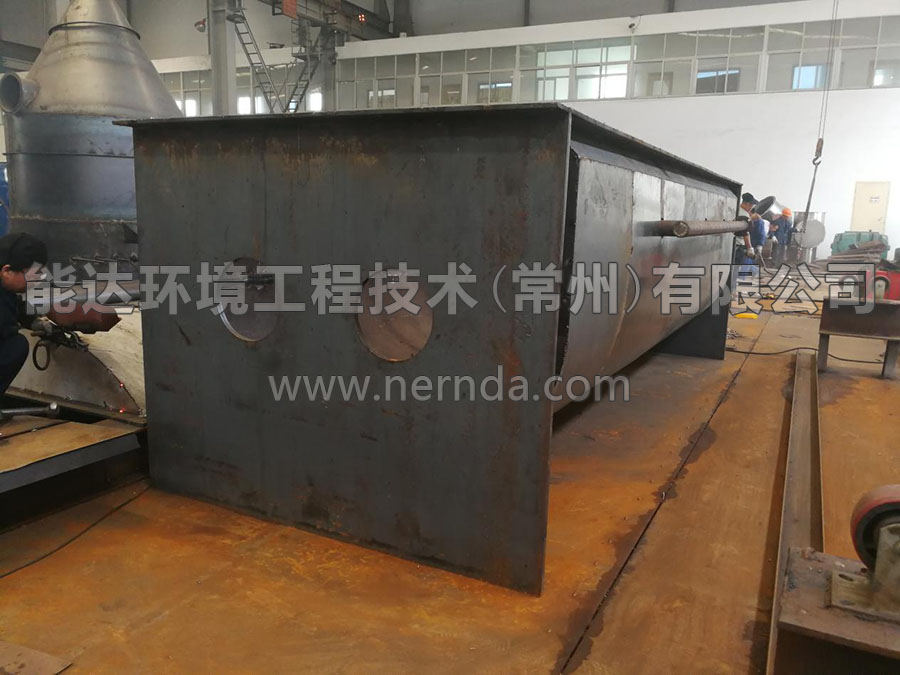 图为危废污泥干化机的外箱体进行到拼装焊接环节，腔体材质Q345，采用气保焊。